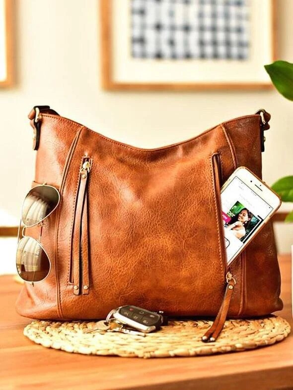 Georgia’s Timeless Elegance | Vintage Leather Bag